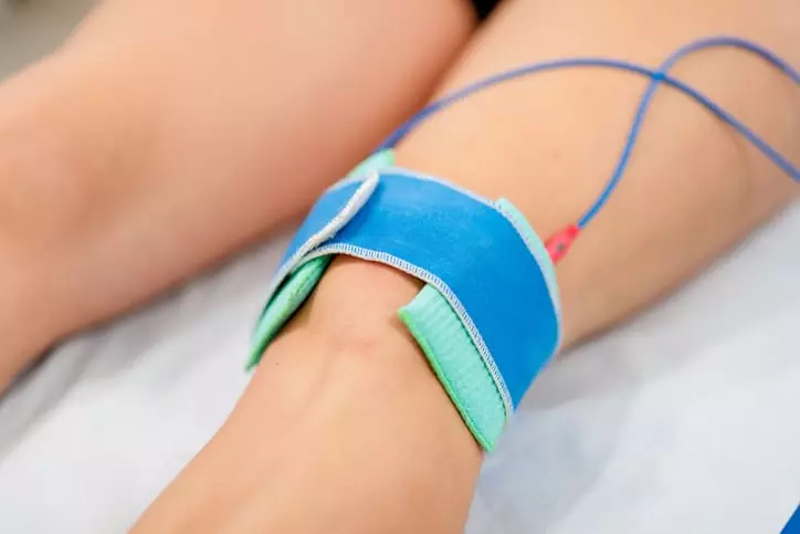 elektroterapia kolana u pacjentki